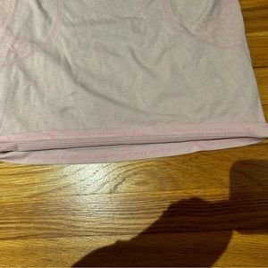 This is a Lululemon swiftly tech size 6. It’s an old style and a old color.